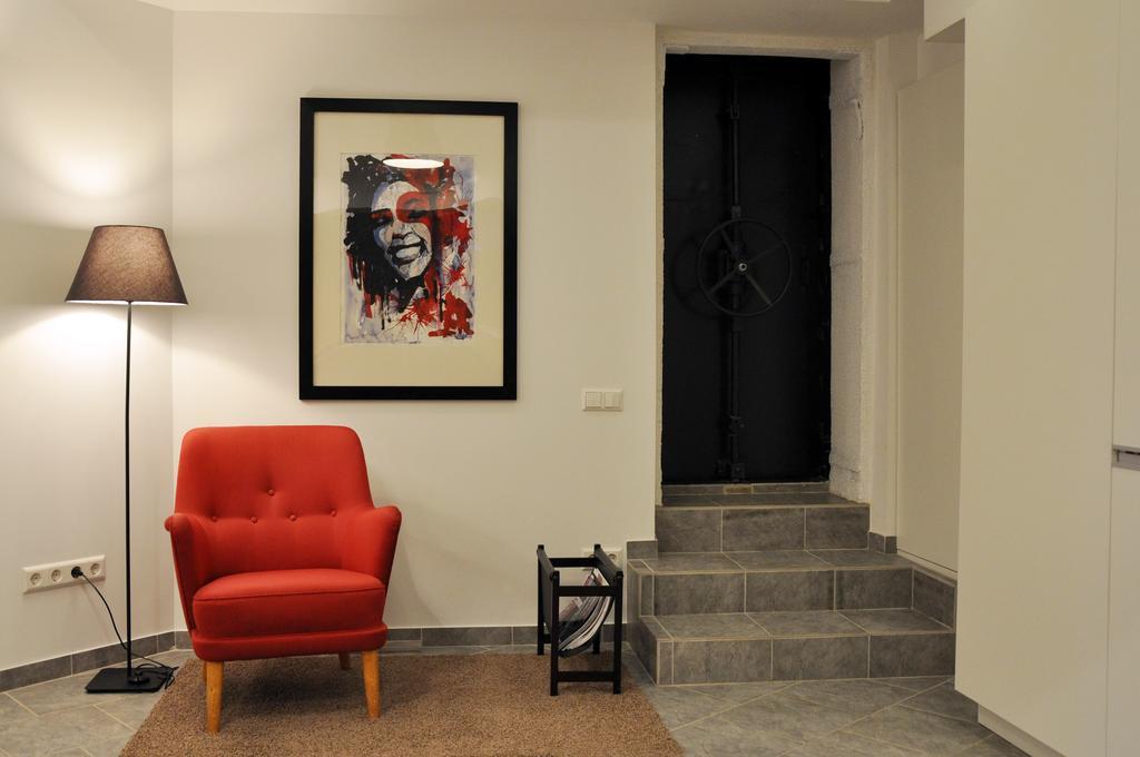 Bomb Shelter Apartment Аеропорт Вільнюс Номер фото